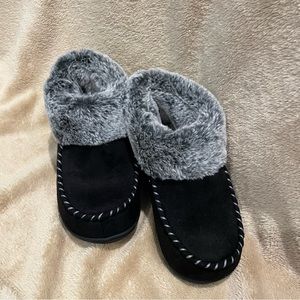 NWOT Women’s comfy cozy slippers